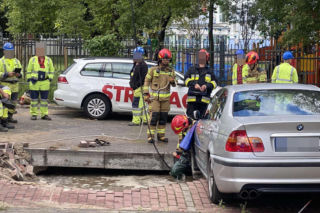 Samochod wpadł do zapadliska. Awaria wodociągowa na Bielanach