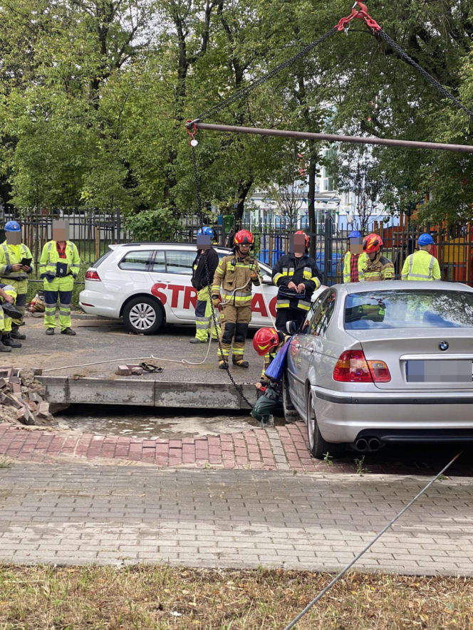Samochod wpadł do zapadliska. Awaria wodociągowa na Bielanach