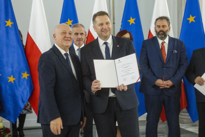 Przemysław Czarnek był królem parkietu we włoskim hotelu. Tam poznał piękną małżonkę [ZDJĘCIA]