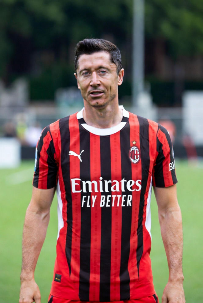 Robert Lewandowski w koszulkach różnych klubów