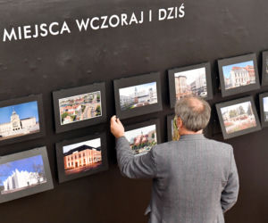Ekspozycja Szczecin. Atlas obecności kładzie nacisk na rolę mieszkańców miasta oraz ich doświadczeń w budowaniu Szczecina od roku 1945 do współczesności.