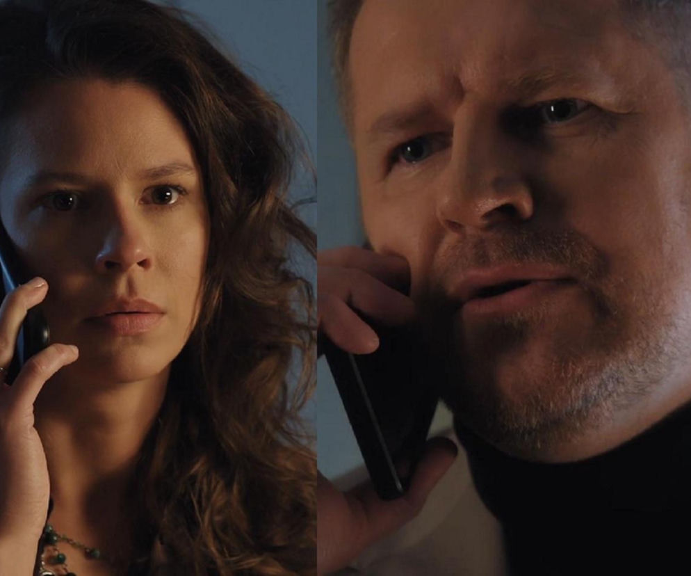 Paulina Lipska (Maria Wieczorek) i Andrzej Budzyński (Krystian Wieczorek) rozmawiają przez telefon, każde z nich z poważną miną. Kobieta ma na sobie naszyjnik z zielonymi koralikami, mężczyzna ubrany jest w golf. Scena z serialu M jak miłość. Więcej o tym na Super Seriale.