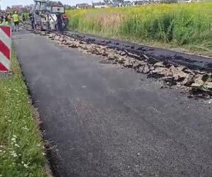 Rolnik zaorał świeży asfalt