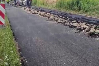 Rolnik zaorał świeży asfalt