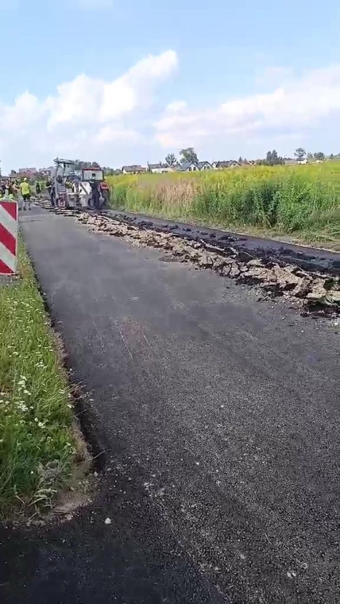 Rolnik zaorał świeży asfalt