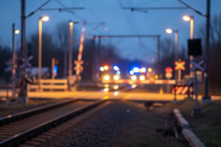 Wypadek na przejeździe w Kątach. Co skłoniło kierowcę do ucieczki?