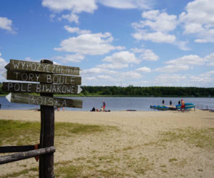 Najpiękniejsza wieś na Dolnym Śląsku wygląda jak kurort. Piaszczysta plaża to hit!