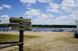 Najpiękniejsza wieś na Dolnym Śląsku wygląda jak kurort. Piaszczysta plaża to hit!