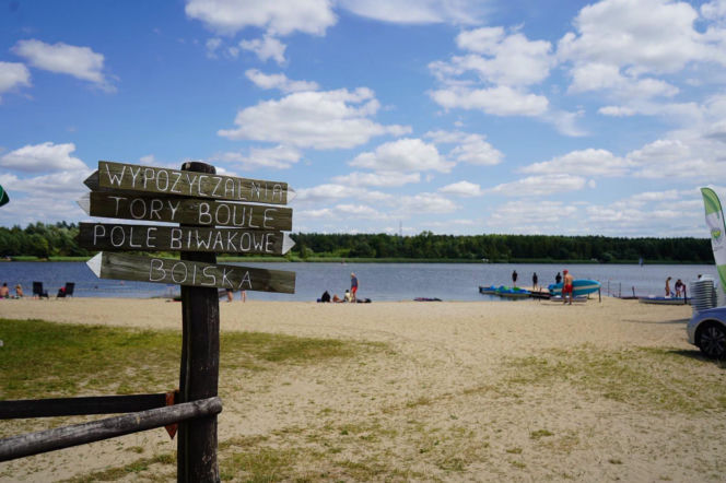 Najpiękniejsza wieś na Dolnym Śląsku wygląda jak kurort. Piaszczysta plaża to hit!
