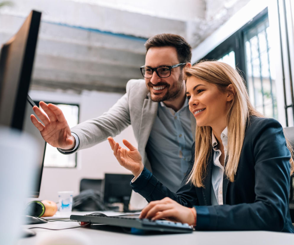 kobieta i mężczyzna komputer