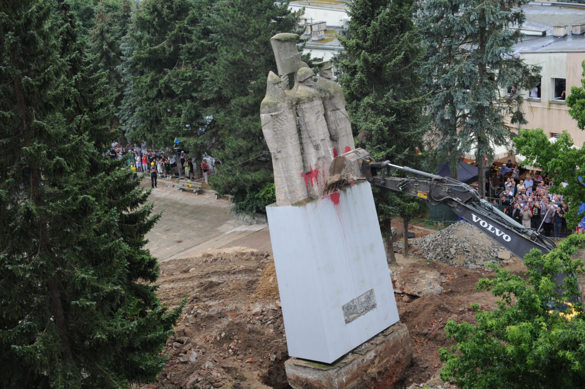 Zburzyli komunistyczny pomnik w Nowogardzie