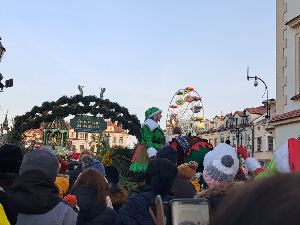 Parada Św. Mikołaja w Rzeszowie. Tłumy dzieci na spotkaniu ze Świętym na Rynku