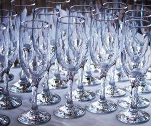 Odnoszenie wyrobu szklarnego do odprężarki