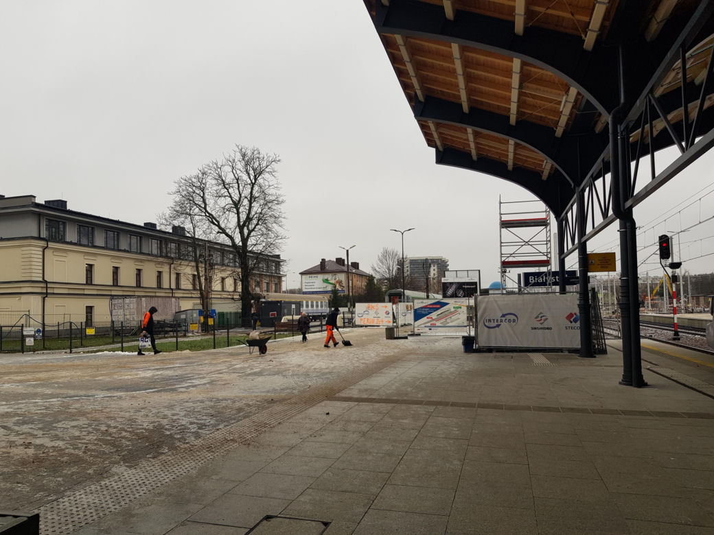 Gołoledź, marznące opady i oblodzone chodniki. Tak wyglądał poranek na drogach w Białymstoku