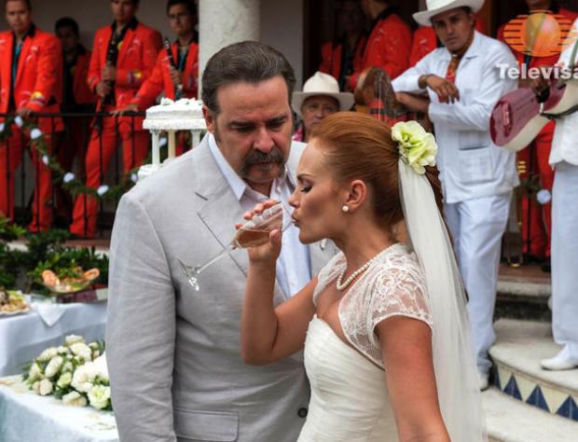 Burza. Esthercita (Laura Carmine), Fulgencio (Cesar Evora)