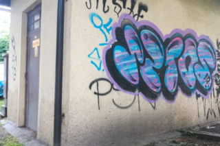 Seryjny grafficiarz z Jeleniej Góry zatrzymany. Spowodował szkody na ponad 100 tys. zł
