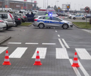 Dwie młode osoby znalezione martwe w sobotę na parkingu przy centrum handlowym w Markach