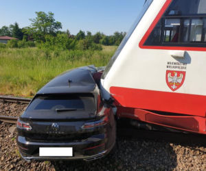 Tragednia pod Lesznem na przejeździe kolejowym. Nie żyje jedna osoba 