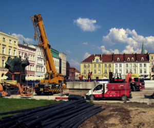Pomnik na Starym Rynku w Bydgoszczy przeniesiony na nowe miejsce [ZDJĘCIA, WIDEO]