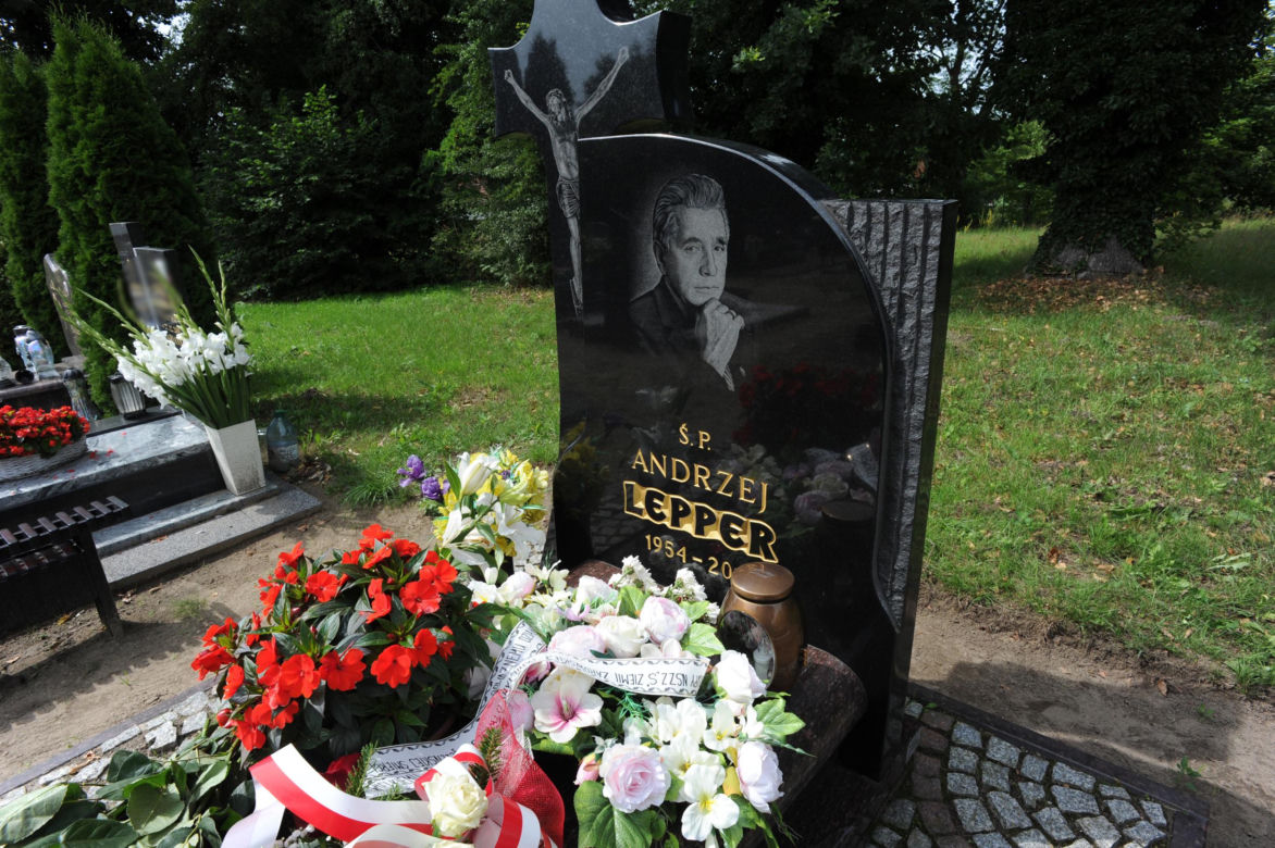 Rocznica tragicznej śmierci Andrzeja Leppera. Oto, jak wygląda jego grób 12 lat od śmierci