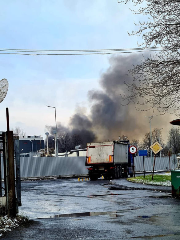 Pożar zakładów chemicznych w Chorzowie. Kłęby dymu nad miastem