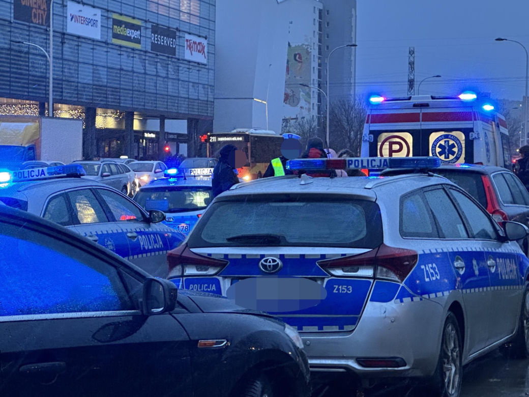 Dramatyczna interwencja w Warszawie. Policjant ranny w wypadku