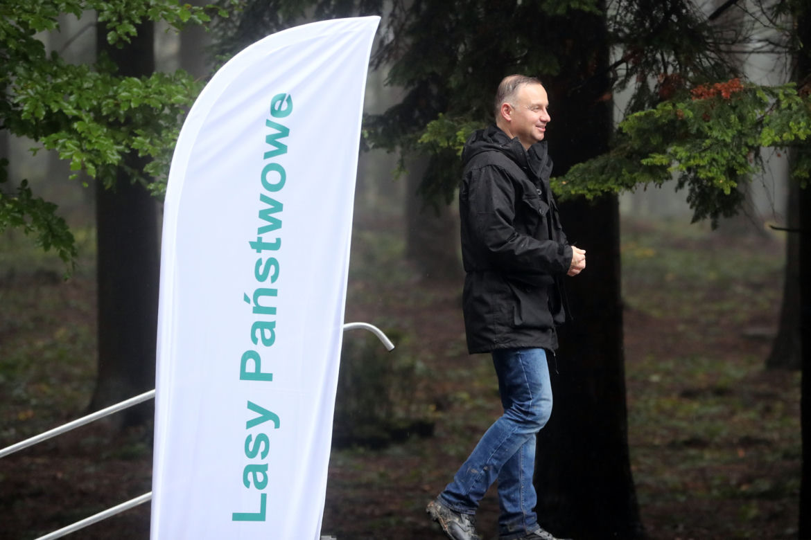 Andrzej Duda w deszczu sadził drzewa