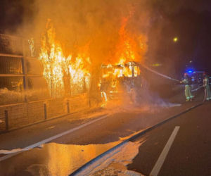 Płonąca ciężarówka na trasie S7. Ogień zajął ekrany akustyczne