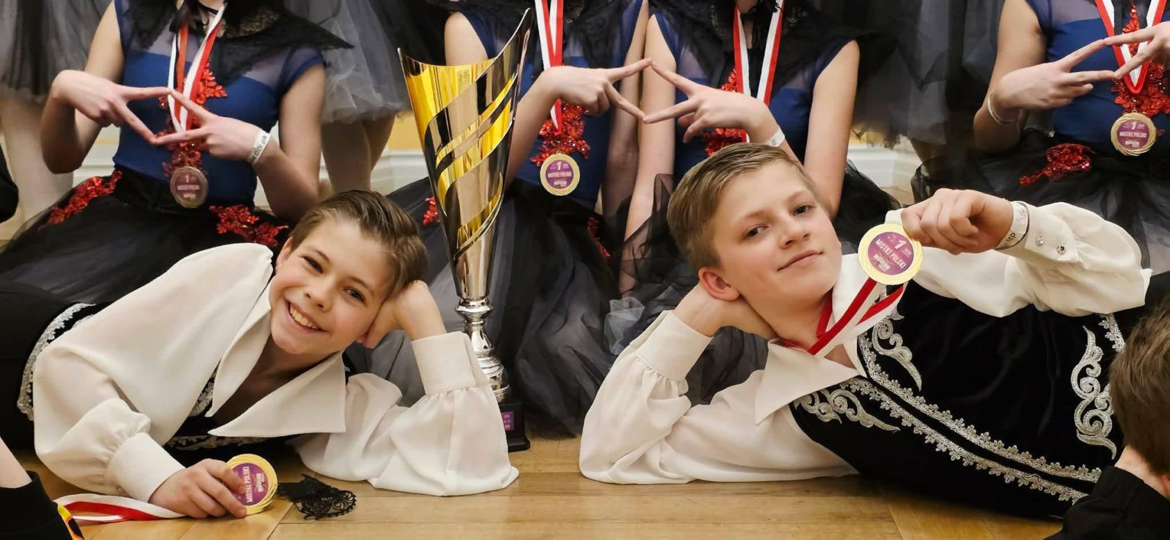Uczniowie Niepublicznej Szkoły Sztuki Tańca Caro Dance w Siedlcach odnieśli spektakularny sukces, zdobywając łącznie kilkanaście medali podczas pierwszych ogólnopolskich turniejów tanecznych