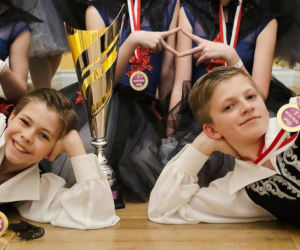 Uczniowie Niepublicznej Szkoły Sztuki Tańca Caro Dance w Siedlcach odnieśli spektakularny sukces, zdobywając łącznie kilkanaście medali podczas pierwszych ogólnopolskich turniejów tanecznych