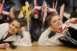 Uczniowie Niepublicznej Szkoły Sztuki Tańca Caro Dance w Siedlcach odnieśli spektakularny sukces, zdobywając łącznie kilkanaście medali podczas pierwszych ogólnopolskich turniejów tanecznych