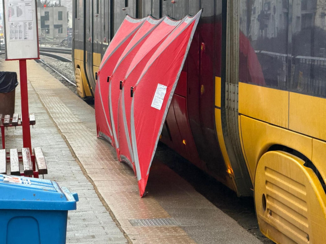 Pasażer zmarł w tramwaju na Ochocie. Na miejscu pracowały służby