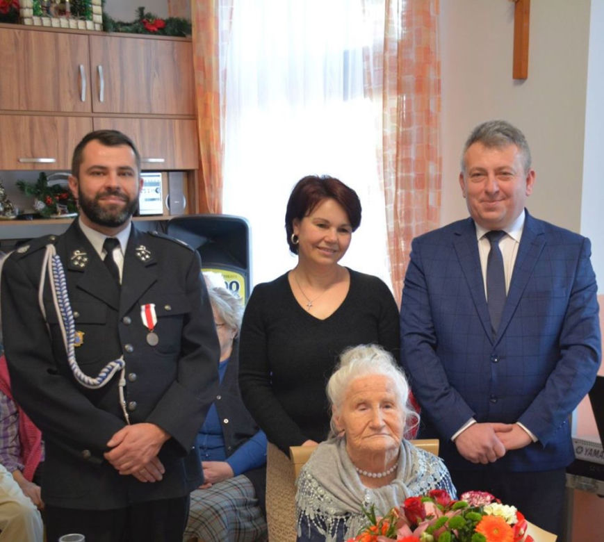 Jest starsza niż polska niepodległość! Na 102. urodziny pani Aniela zatańczyła z wójtem 