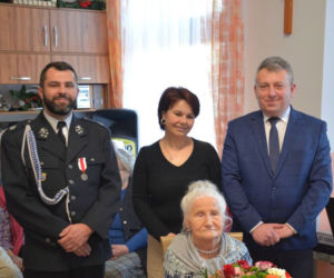 Jest starsza niż polska niepodległość! Na 102. urodziny pani Aniela zatańczyła z wójtem 