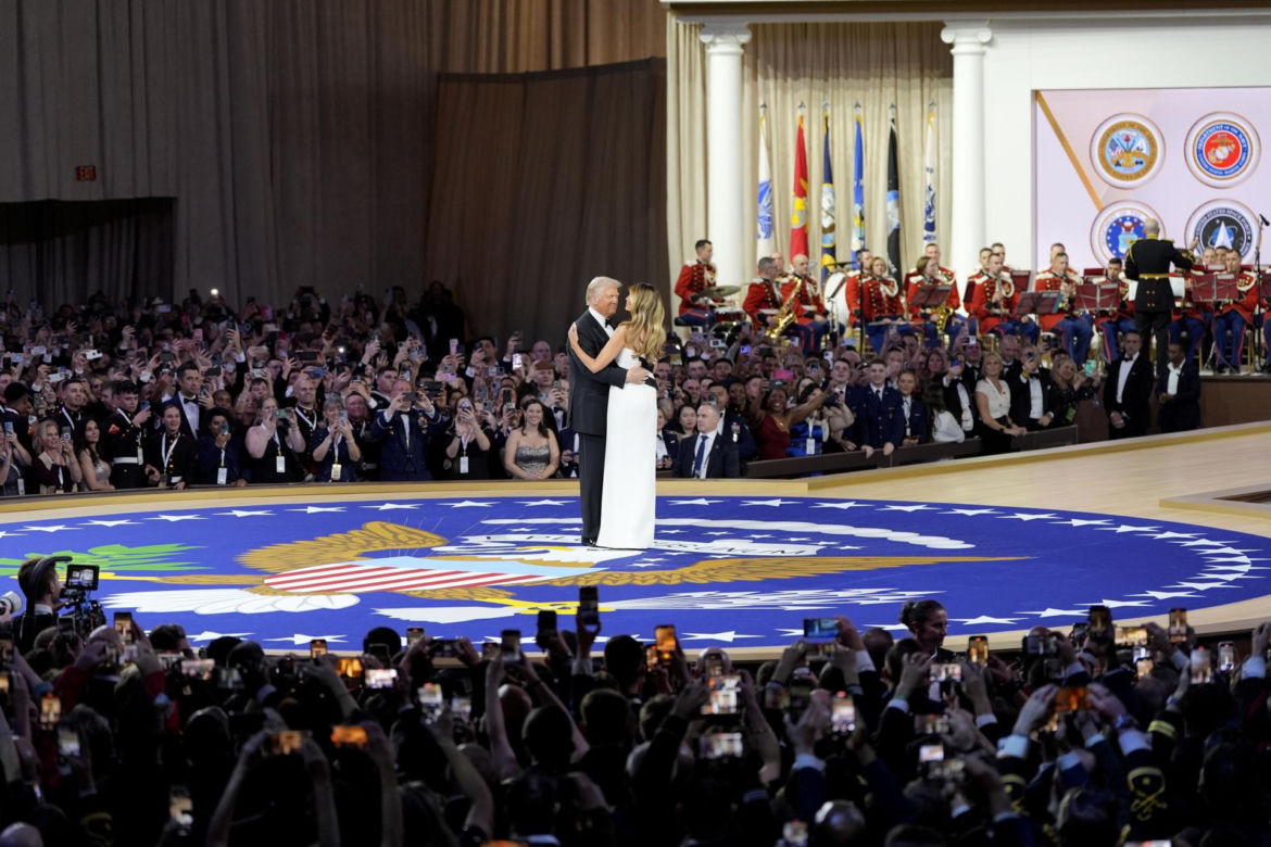 Pierwszy taniec pierwszej pary! Tak Donald Trump i Melania świętowali zaprzysiężenie
