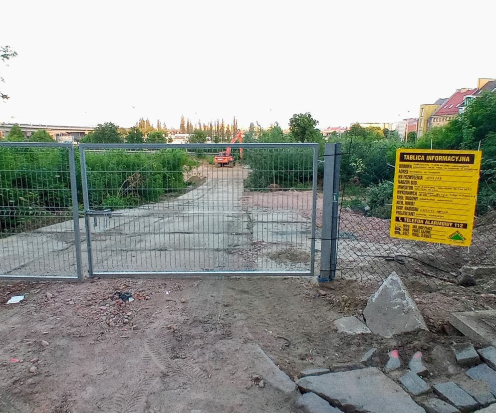 Szczecin: Od lat zarastała chaszczami. Pusta działka na Podzamczu przestanie straszyć?