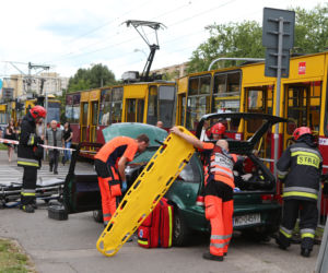 Suzuki wjechało pod tramwaj w Warszawie