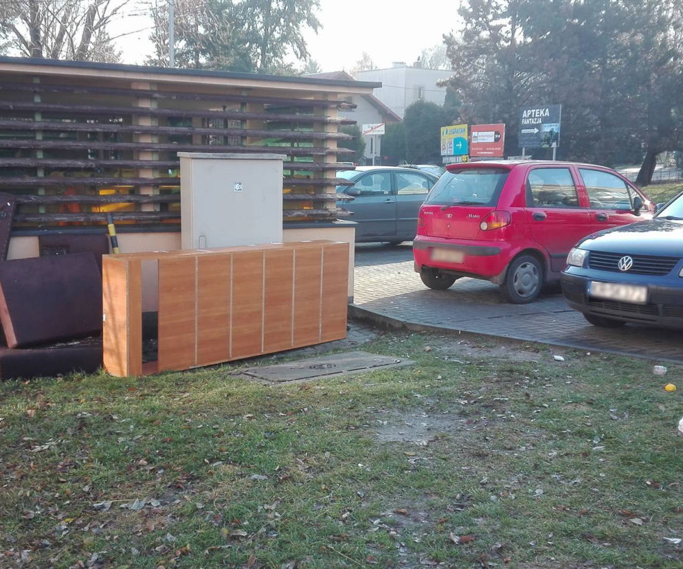 Stare meble, telewizory i lodówki zalegają na krakowskich osiedlach [AUDIO]