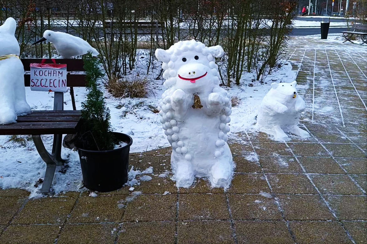 Rzeźby ze śniegu na pętli Głębokie
