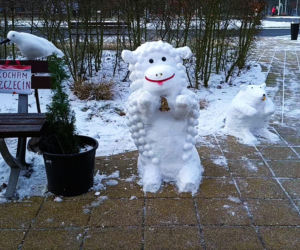 Rzeźby ze śniegu na pętli Głębokie