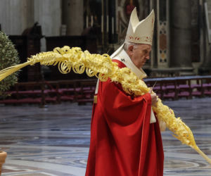 Papież Franciszek w trakcie mszy w Niedzielę Palmową w Watykanie