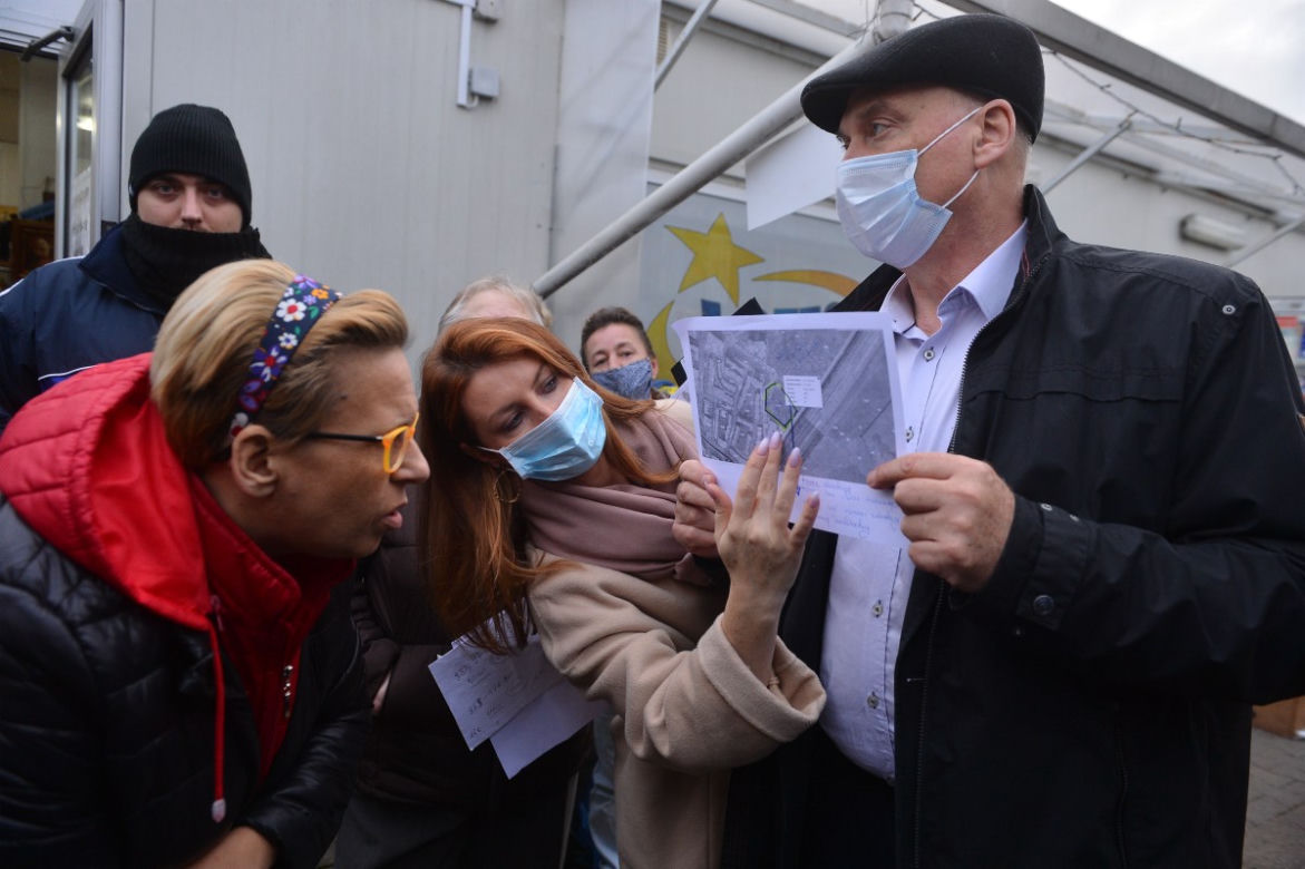Przyszłość handlarzy z bazarku na Gocławiu jest w ich rękach