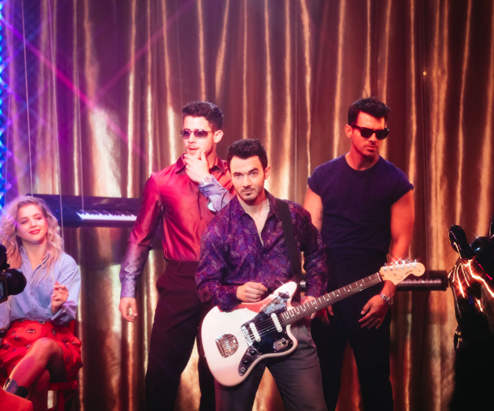 Jonas Brothers przenieśli się w lata 80. Muzyczna podróż z teledyskiem do Only Human 