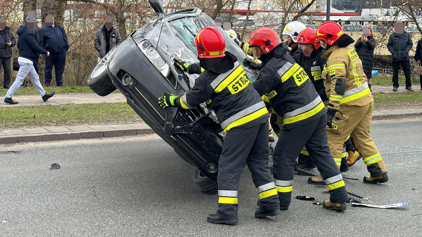 Potworne zderzenie na warszawskiej Pradze. Auto uderzyło w latarnię i sunęło po jezdni na dachu