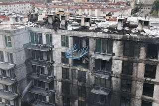 Blok po pożarze na Laurowej