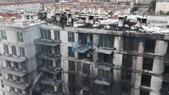 Blok po pożarze na Laurowej