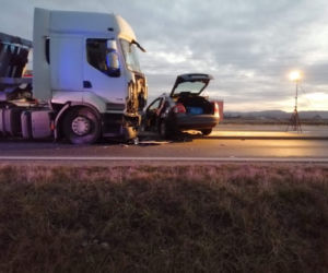 Zderzenie TIR-a z osobówką w Wojniczu. Są poszkodowani! Droga całkowicie zablokowana