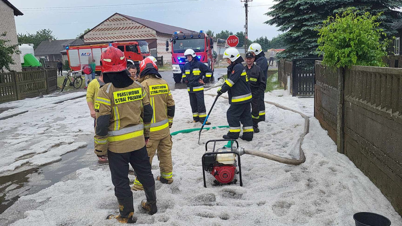 Potężna nawałnica z deszczem i gradem pod Sieradzem. 10 minut wystarczyło, by mieszkańcy mówili o "armagedonie" [ZDJĘCIA]