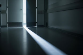 Błąd w szpitalu na Madalińskiego. Jak rutynowy zabieg zakończył się koszmarem ciężarnej?