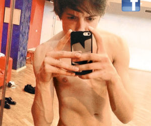 Dawid Kwiatkowski polski Bieber świeci klatą